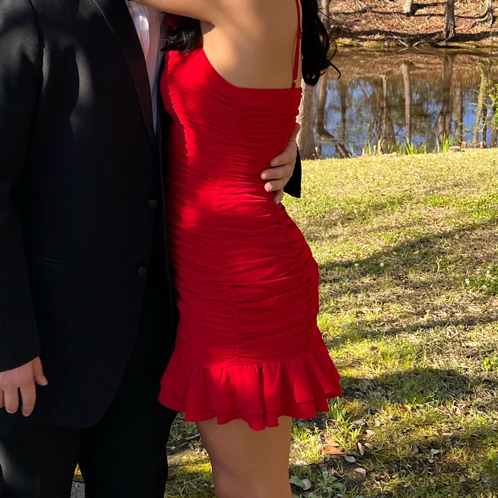 This is a homecoming dress i wore for a short prom. it’s only been worn once.